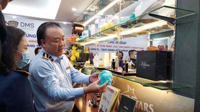 Lực lượng quản lý thị trường tổ chức "triển lãm" hàng giả tại Hà Nội.