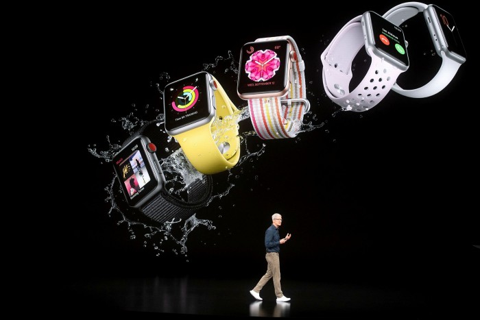 Hai sản phẩm lớn của Apple ra mắt trong thập kỷ điều hành đầu tiên của ông Cook là AirPods và Apple Watch - Ảnh: AFP
