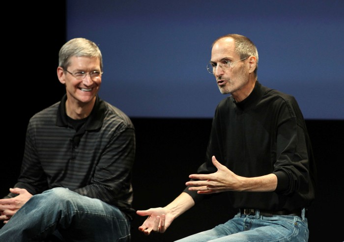 Tim Cook v&agrave; Steve Jobes - Ảnh: Getty Images