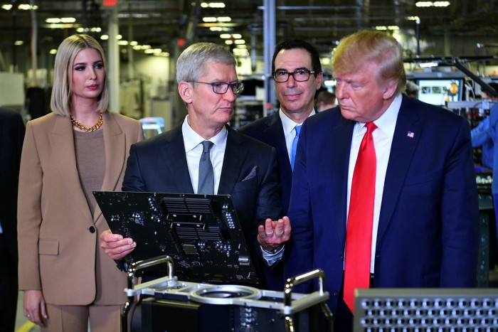 Tổng thống Mỹ Donald Trump v&agrave; CEO Apple Tim Cook, c&ugrave;ng Ivanka Trump v&agrave; Bộ trưởng T&agrave;i ch&iacute;nh Steven Mnuchin, tại cơ sở sản xuất m&aacute;y t&iacute;nh Flextronics ở Austin, bang Texas, v&agrave;o năm 2019 - Ảnh: AFP