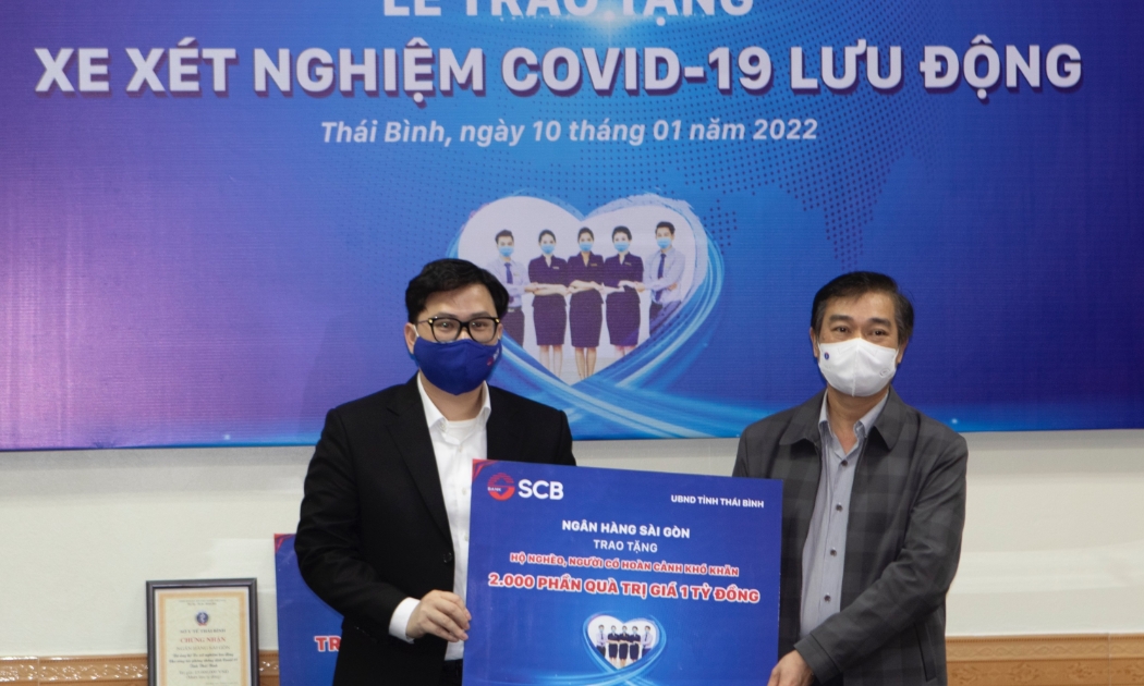 Ông Trương Khánh Hoàng- Q.Tổng giám đốc SCB trao bảng tượng trưng tặng 2.000 phần quà trị giá 01 tỷ đồng cho đại diện UBMTTQ Tỉnh Thái Bình- Ông Nguyễn Văn Giang- Trưởng Ban Dân vận tỉnh, Chủ tịch UB MTTQ Tỉnh.