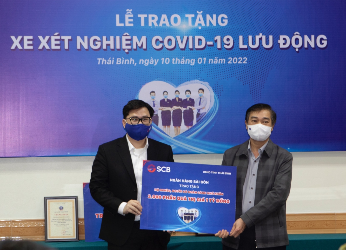 Ông Trương Khánh Hoàng- Q.Tổng giám đốc SCB trao bảng tượng trưng tặng 2.000 phần quà trị giá 01 tỷ đồng cho đại diện UBMTTQ Tỉnh Thái Bình- Ông Nguyễn Văn Giang- Trưởng Ban Dân vận tỉnh, Chủ tịch UB MTTQ Tỉnh.