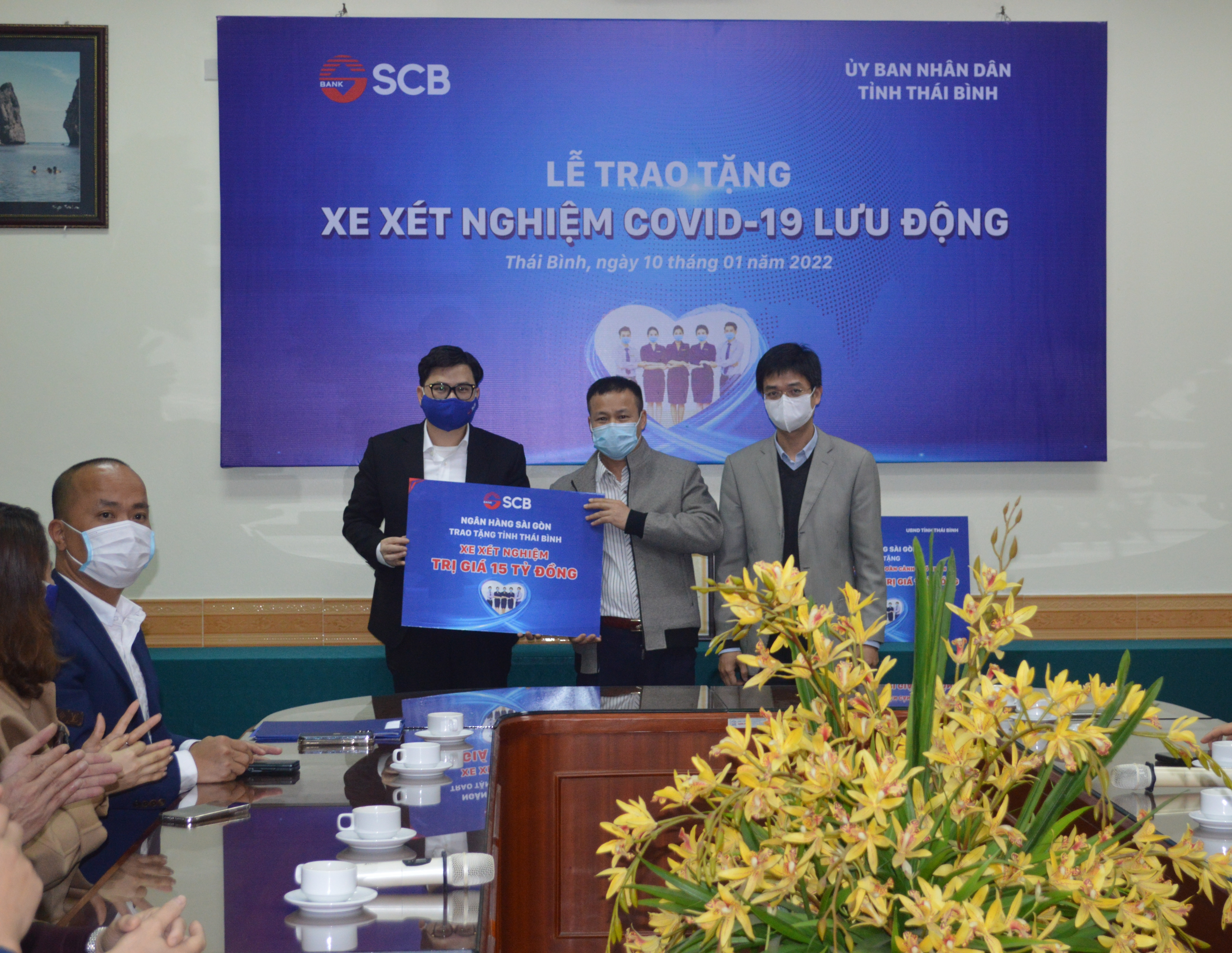 Ông Trương Khánh Hoàng- Q.Tổng giám đốc SCB trao bảng tượng trưng tặng xe xét nghiệm Covid cho đại diện CDC Thái Bình - Ông Nguyễn Văn Thơm - Giám đốc.