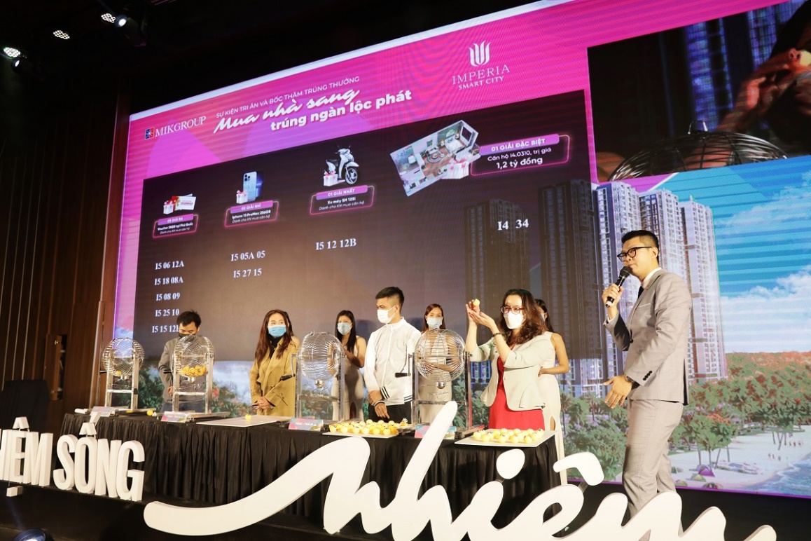 Những người quay số cũng chính là khách hàng đã mua căn hộ tại Imperia Smart City.