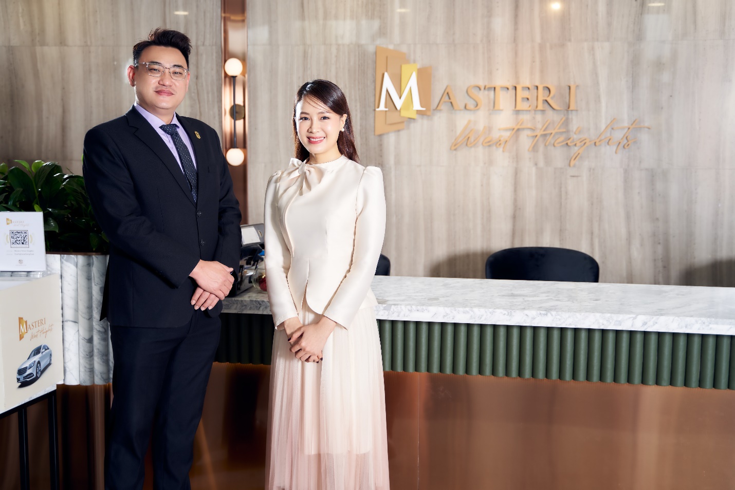 Diễn vi&ecirc;n Hồng Diễm được &ocirc;ng Adrian Chen, Gi&aacute;m đốc Tư vấn Bất Động Sản của Masterise Homes đ&oacute;n tiếp. Ảnh: Masterise Homes.