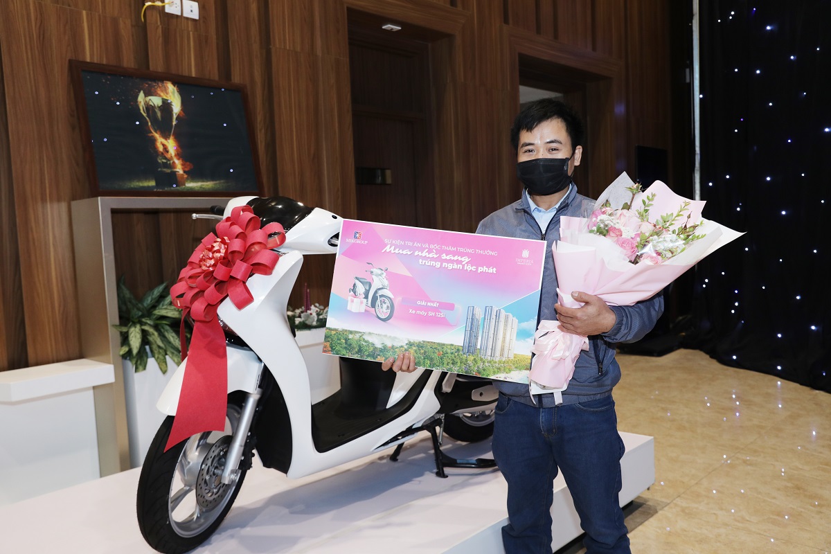 Anh Khánh - chủ nhân của giải thưởng xe máy SH125i CBS trị giá 95 triệu đồng.