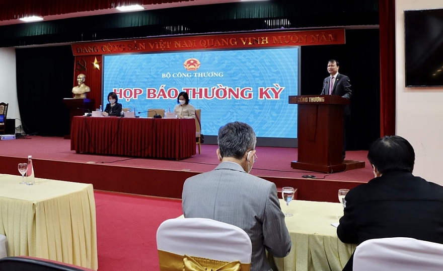 Thứ trưởng Bộ Công Thương Đỗ Thắng Hải chủ trì họp báo.