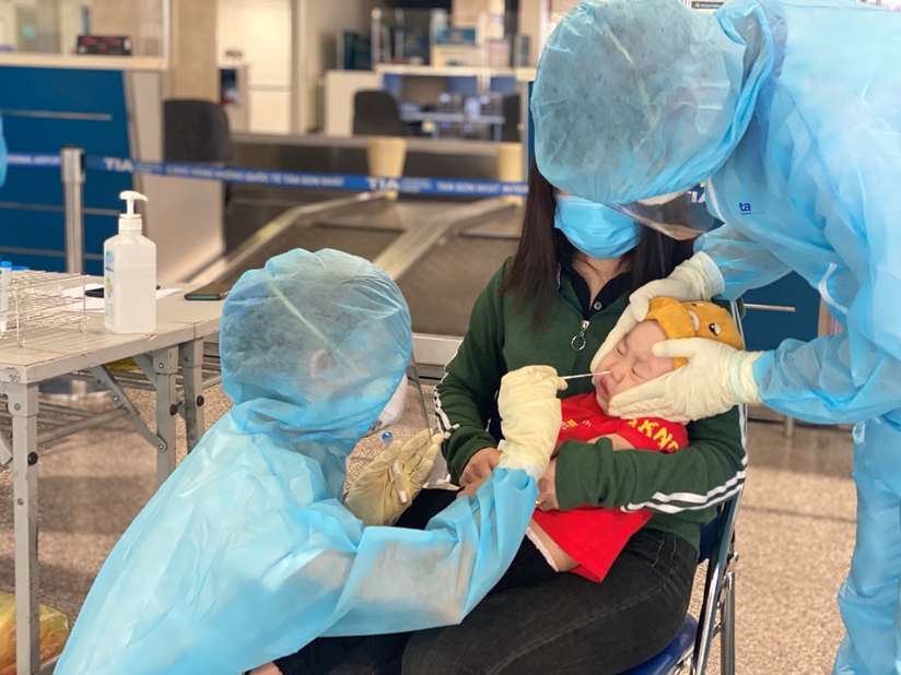 Hành khách nếu đã từng đi qua các quốc gia có biến chủng Omicron sẽ phải xét nghiệm Covid khi đến Việt Nam.