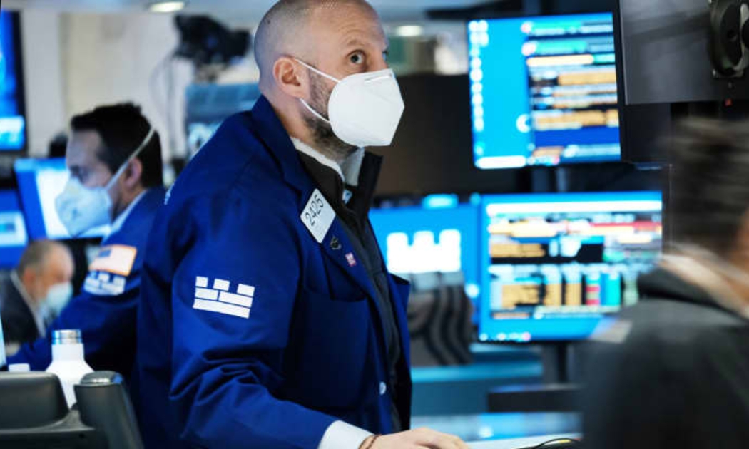 Các nhà giao dịch cổ phiếu trên sàn NYSE ở New York hôm 7/1 - Ảnh: Getty/CNBC.