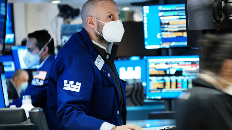 Các nhà giao dịch cổ phiếu trên sàn NYSE ở New York hôm 7/1 - Ảnh: Getty/CNBC.