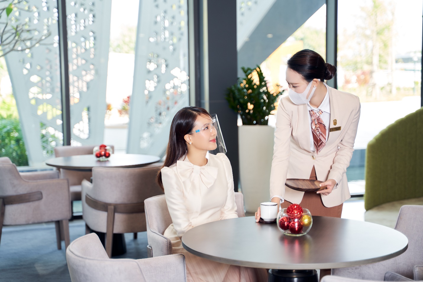 Hồng Diễm rất ấn tượng với chất lượng dịch vụ của Masterise Homes.