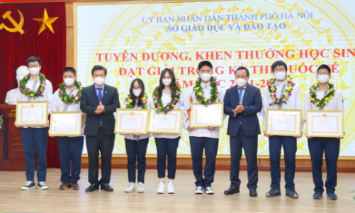 Hà Nội tuyên dương học sinh đạt thành tích xuất sắc trong các kỳ thi Olympic quốc tế năm 2021