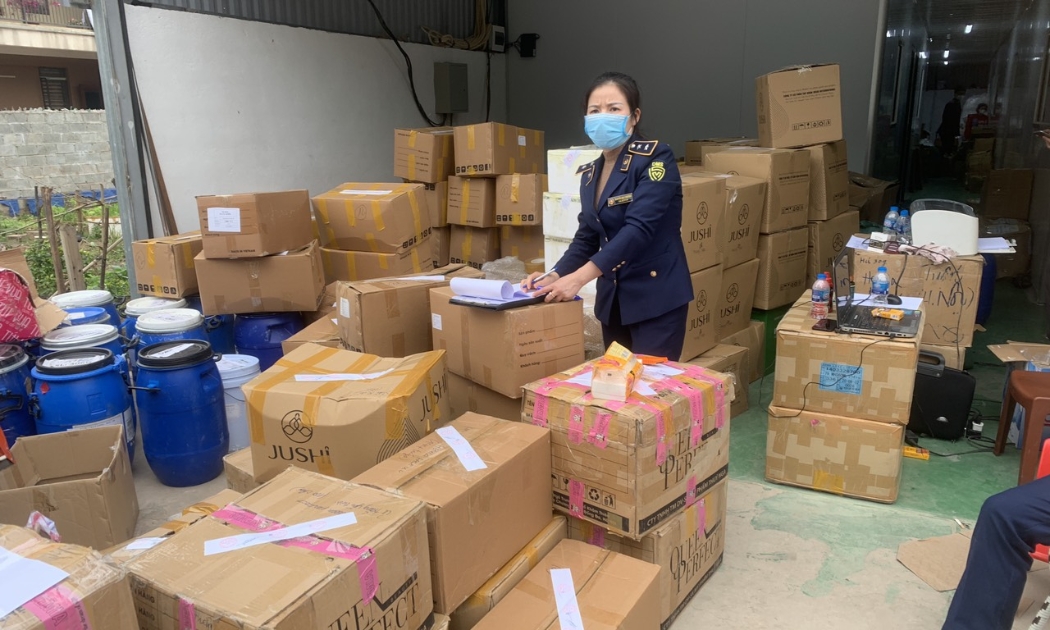 Tang vật thu giữ tại  Công ty TNHH Dược mỹ phẩm Gem Korea.