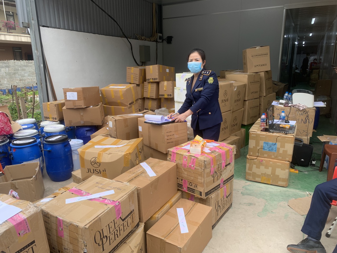 Tang vật thu giữ tại  Công ty TNHH Dược mỹ phẩm Gem Korea.