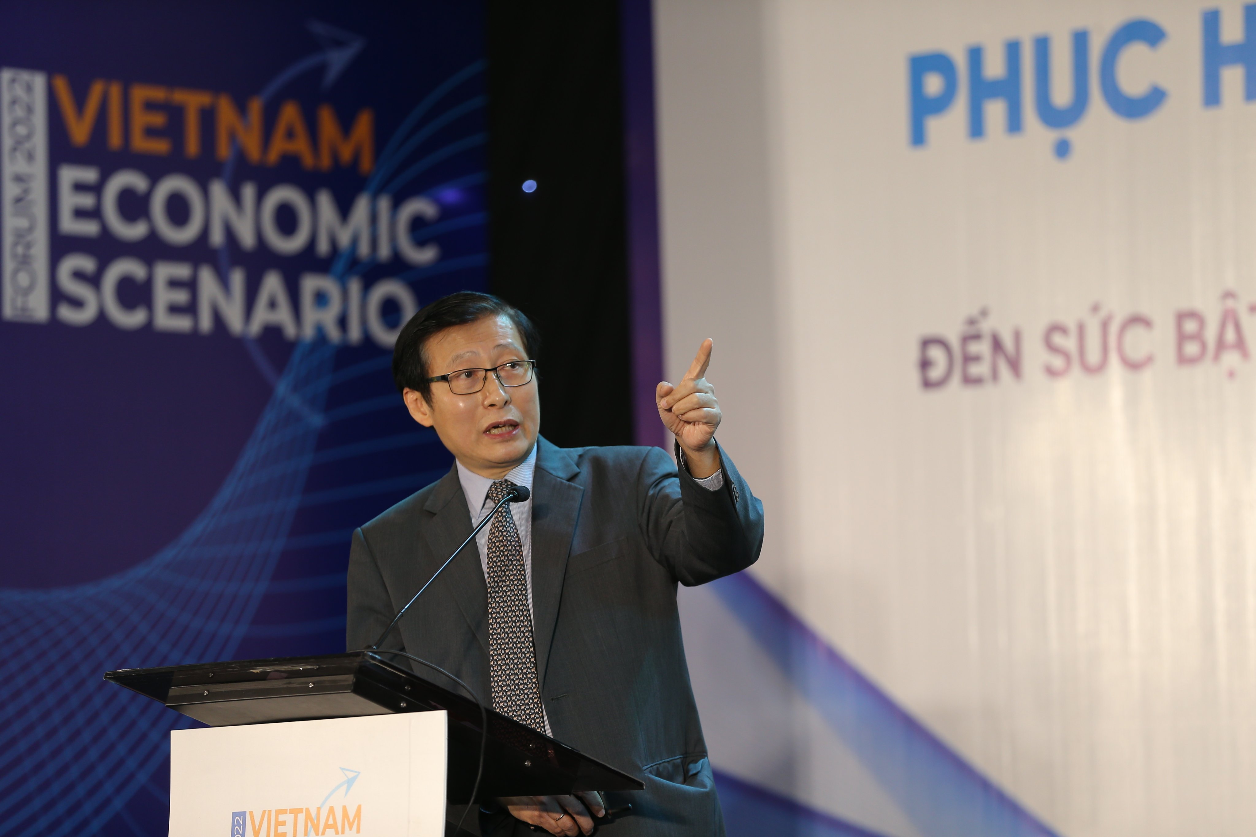 Ông Nguyễn Minh Cường, Chuyên gia kinh tế trưởng Ngân hàng Phát triển Châu Á (ADB) phát biểu tại Diễn đàn thường niên kịch bản kinh tế Việt Nam 2022. Ảnh: Chu Xuân Khoa.