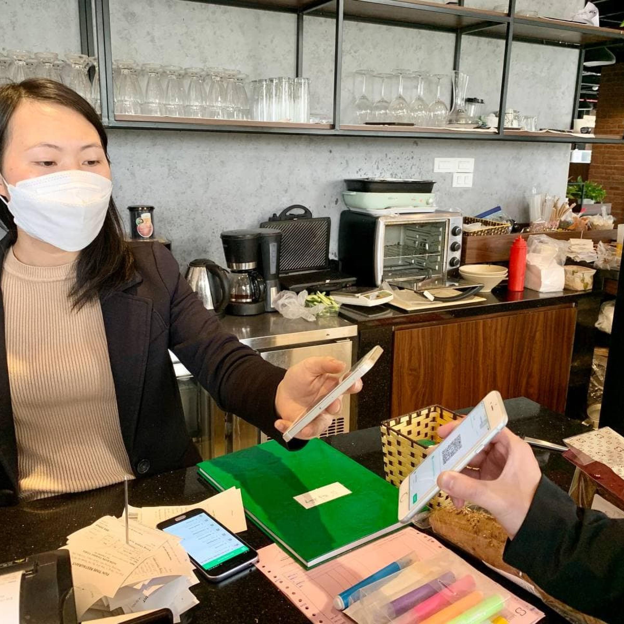 Việc thanh to&aacute;n qua v&iacute; điện tử trở th&agrave;nh xu thế tất yếu trong thời gian tới.