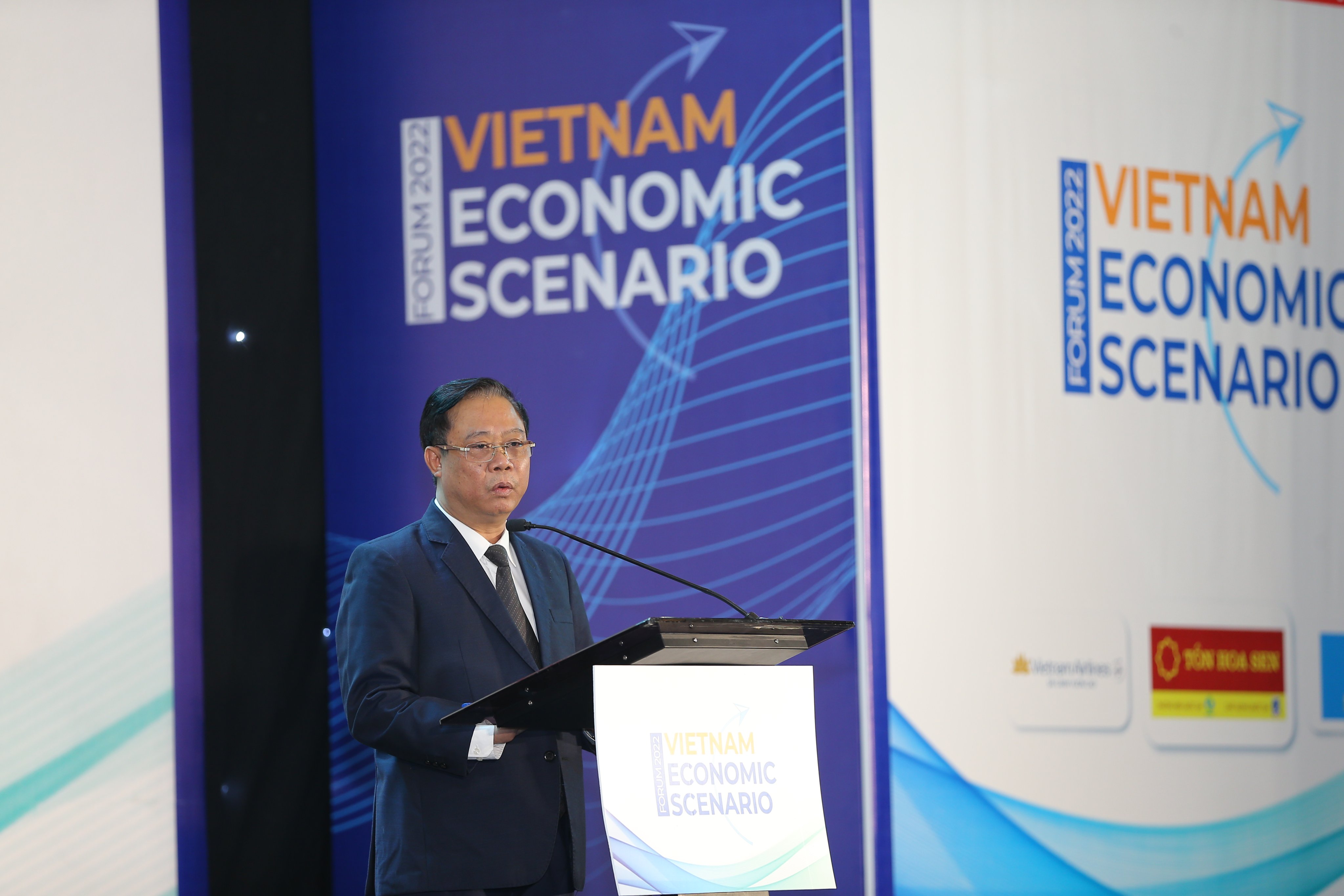 Ông Phạm Văn Thủy, Phó Tổng cục trưởng, Tổng Cục Du lịch phát biểu tại Diễn đàn thường niên kịch bản kinh tế Việt Nam 2022. Ảnh: Chu Xuân Khoa