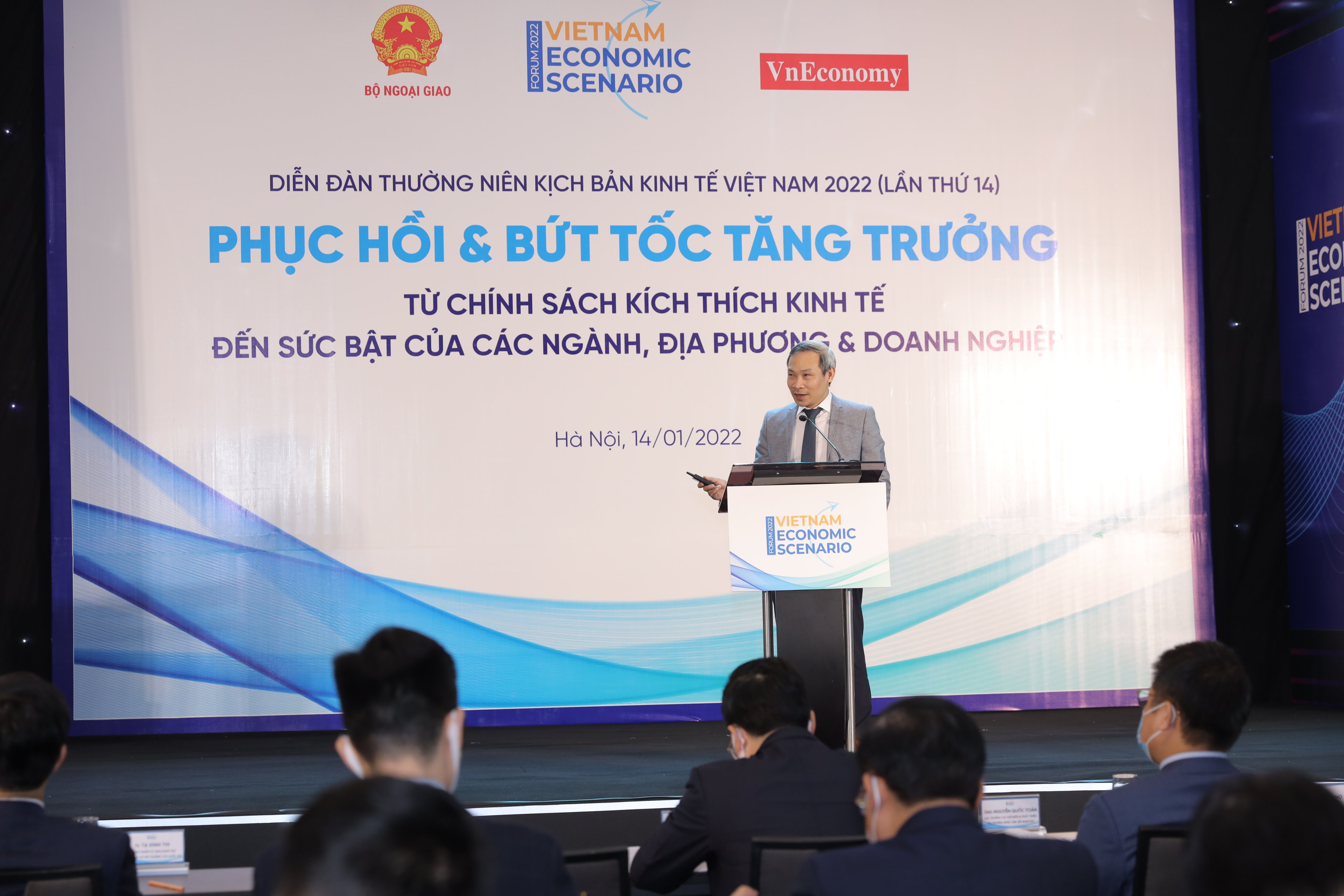 Ông Phan Đức Hiếu, Ủy viên thường trực Ủy ban Kinh tế của Quốc hội phát biểu tại Diễn đàn thường niên kịch bản kinh tế Việt Nam 2022. Ảnh: Chu Xuân Khoa.