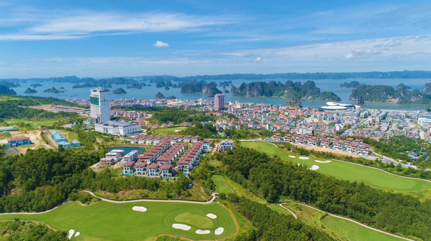 FLC Grand Villa Halong với tầm nh&igrave;n hướng vịnh.