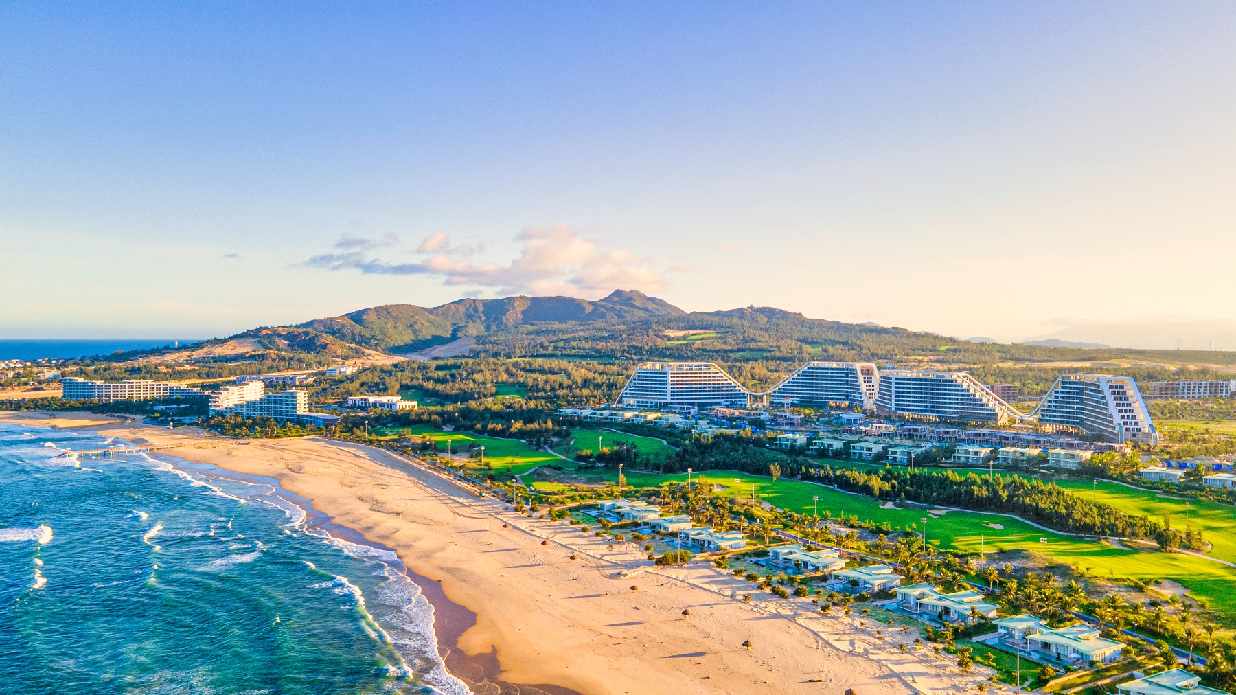 FLC Eo Gi&oacute; nằm liền kề quần thể 5 sao FLC Quy Nhơn.