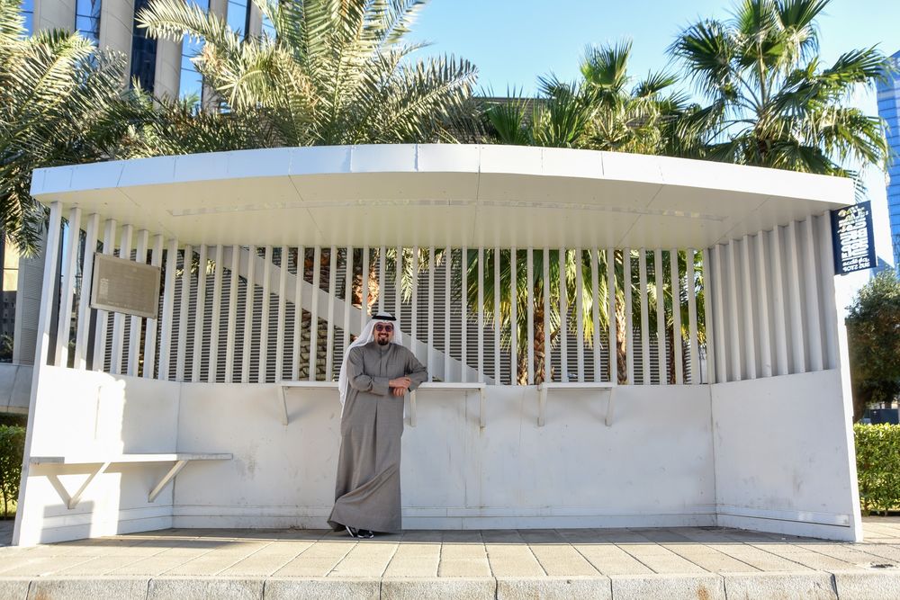 Jassim Al-Awadi tại một nhà chờ xe buýt vào ngày 9/1/2022 - Ảnh: Bloomberg
