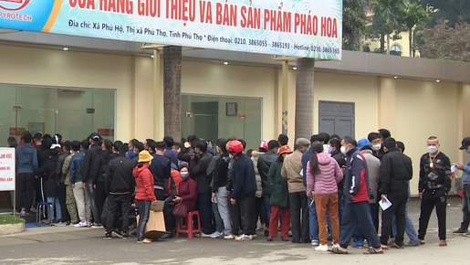 Người dân kéo đến nhiều điểm bán pháo hoa khiến các cơ sở này quá tải