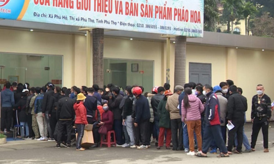 Người dân kéo đến nhiều điểm bán pháo hoa khiến các cơ sở này quá tải