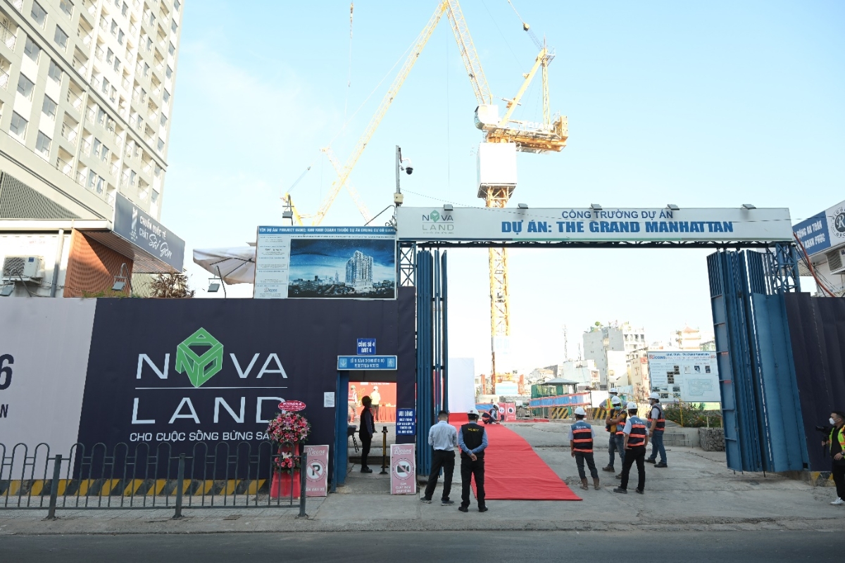 C&ocirc;ng trường dự &aacute;n The Grand Manhattan.