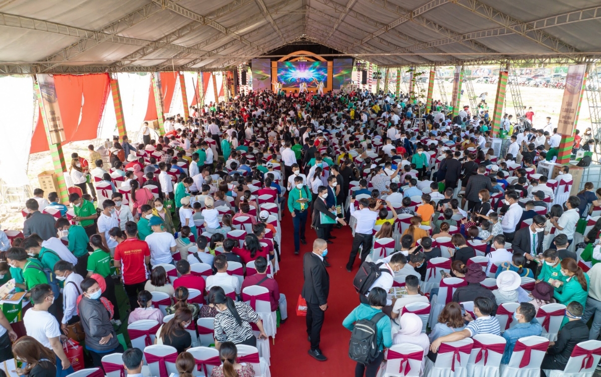 Hơn 2.000 khách hàng tham dự lễ giới thiệu dự án 5F Capella tạo nên sức nóng cho bất động sản Tân Uyên.