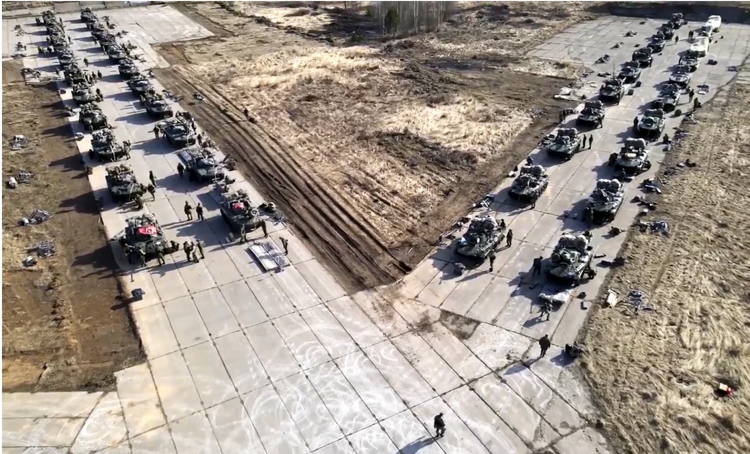 Ảnh cắt từ một video do Bộ Quốc ph&ograve;ng Nga cung cấp cho thấy lực lượng Nga trong một cuộc tập trận ở Crimea hồi th&aacute;ng 4/2021 - Ảnh: AP.