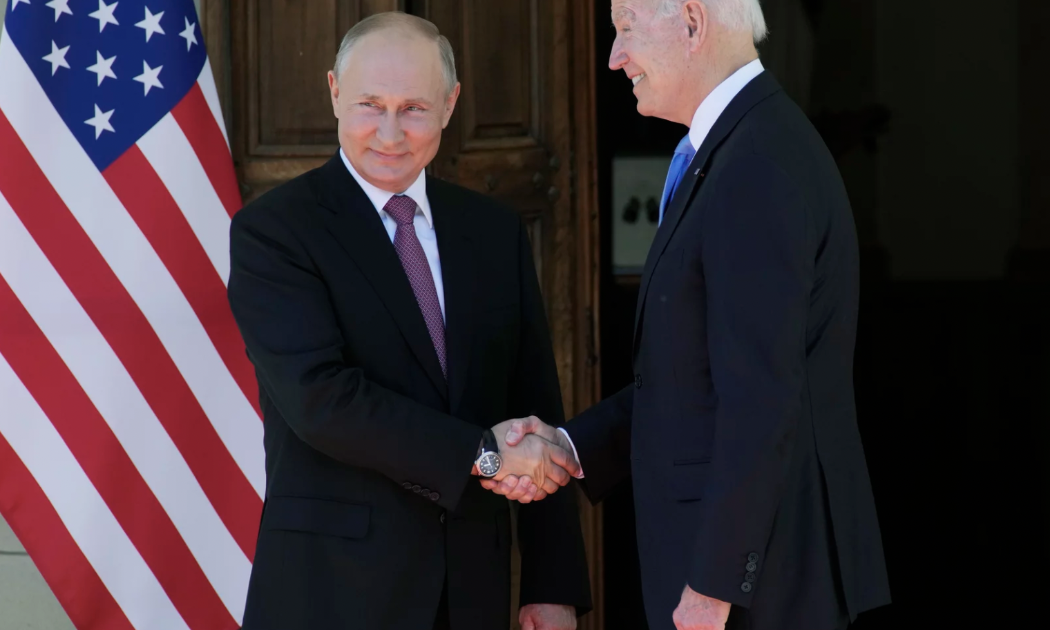 Tổng thống Nga Vladimir Putin (trái) và Tổng thống Mỹ Joe Biden trong cuộc gặp thượng đỉnh ở Geneva, tháng 6/2021 - Ảnh: AP.