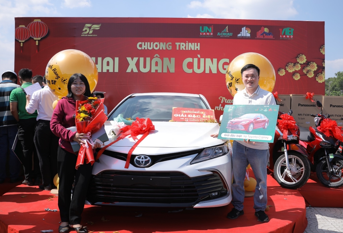 Kh&aacute;ch h&agrave;ng may mắn tr&uacute;ng xe Toyota Camry trong chương tr&igrave;nh &ldquo;Khai xu&acirc;n c&ugrave;ng 5F&rdquo;.