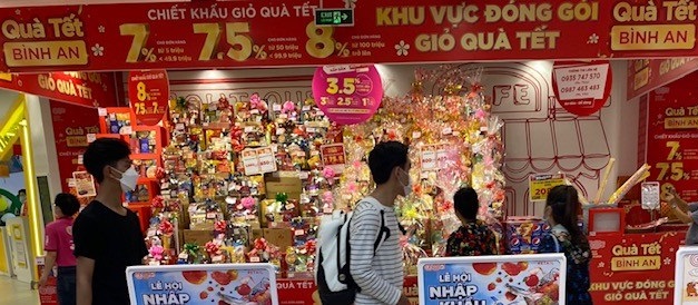 Các giỏ quà Tết với nhiều mẫu mã cho người tiêu dùng lựa chọn.