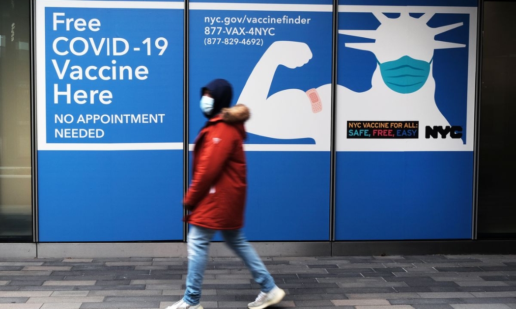 Biển hiệu tại một địa điểm tiêm vaccine tại Staten Island, New York, Mỹ - Ảnh: Getty Images
