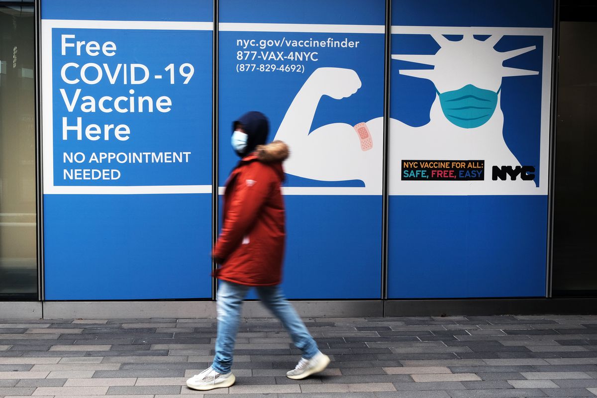 Biển hiệu tại một địa điểm tiêm vaccine tại Staten Island, New York, Mỹ - Ảnh: Getty Images
