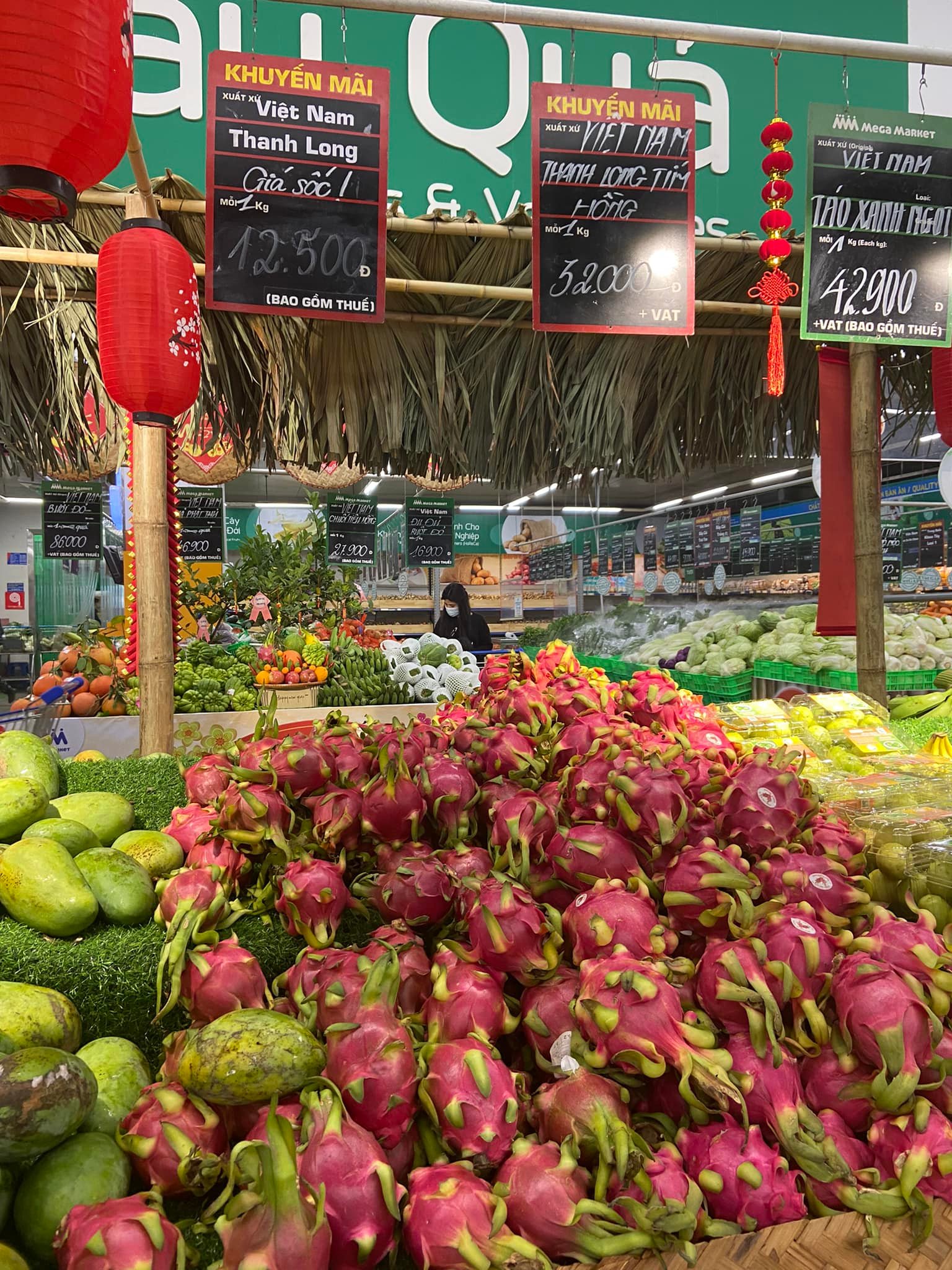 C&aacute;c loại tr&aacute;i c&acirc;y, đặc sản v&ugrave;ng miền được ưa chuộng trong giỏ qu&agrave; tết năm nay.