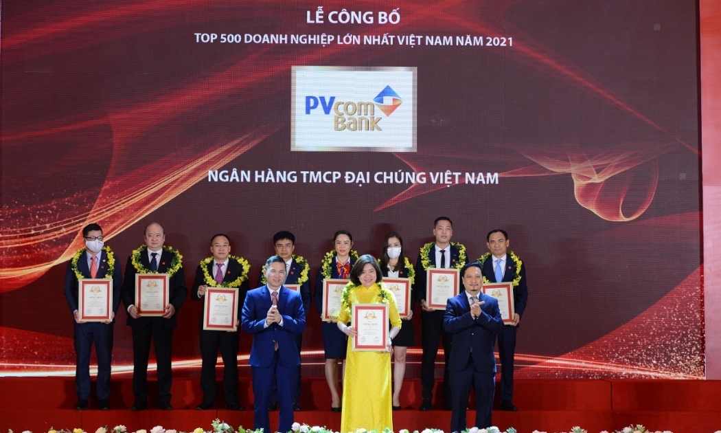 Bà Nguyễn Thị Nga - Đại diện Ban Điều hành PVcomBank nhận giải thưởng từ Ban Tổ chức.
