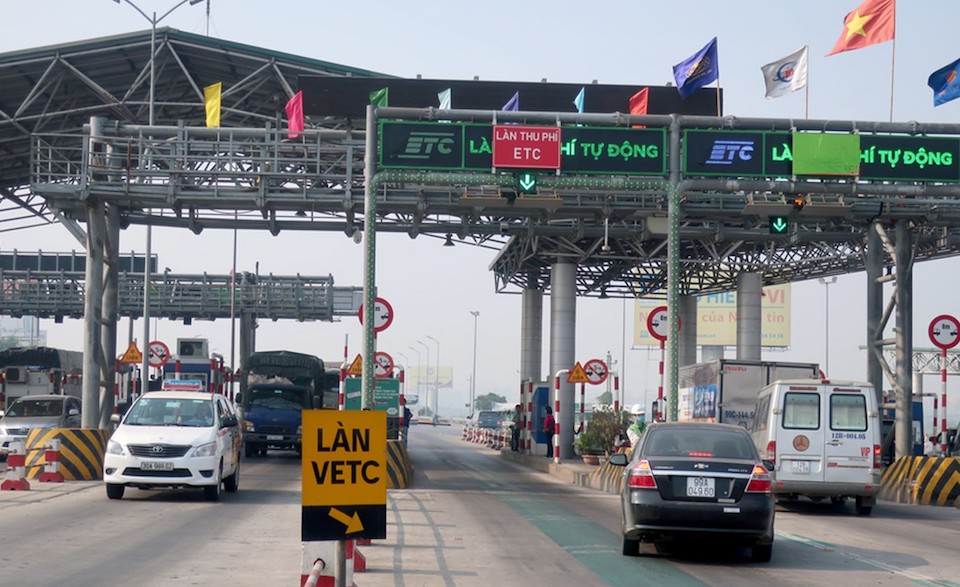 Tổng cục Đường bộ Việt Nam phấn đấu đến tháng 6/2022, ít nhất 90% ô tô dán thẻ đầu cuối để sử dụng dịch vụ thu phí điện tử không dừng (ETC).