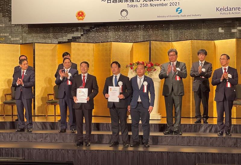 Thủ tướng Ch&iacute;nh phủ Phạm Minh Ch&iacute;nh v&agrave; c&aacute;c đại biểu chứng kiến Thỏa thu&acirc;̣n hợp tác giữa N&G Group với Onaga.