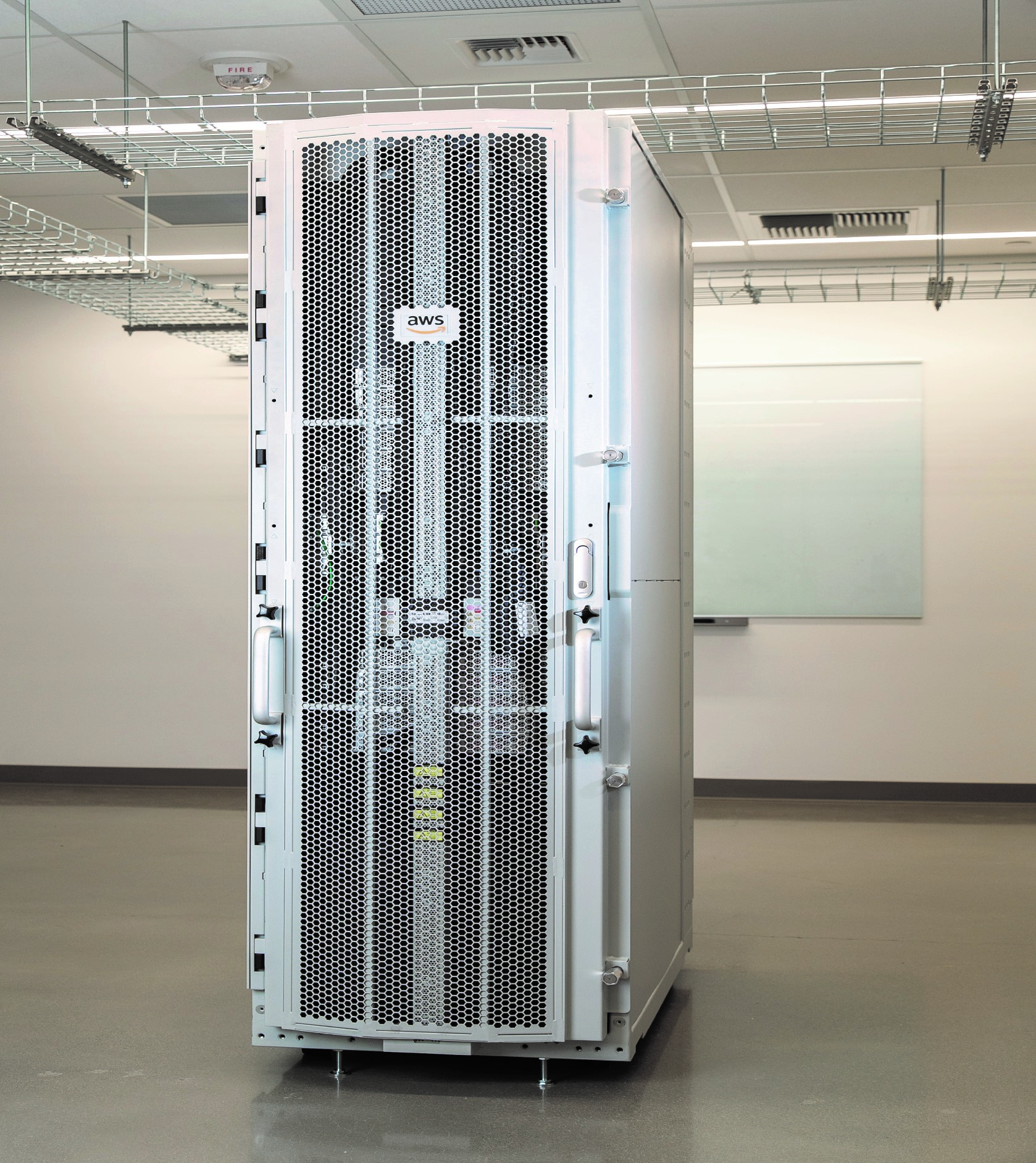 Tủ rack AWS Outposts.