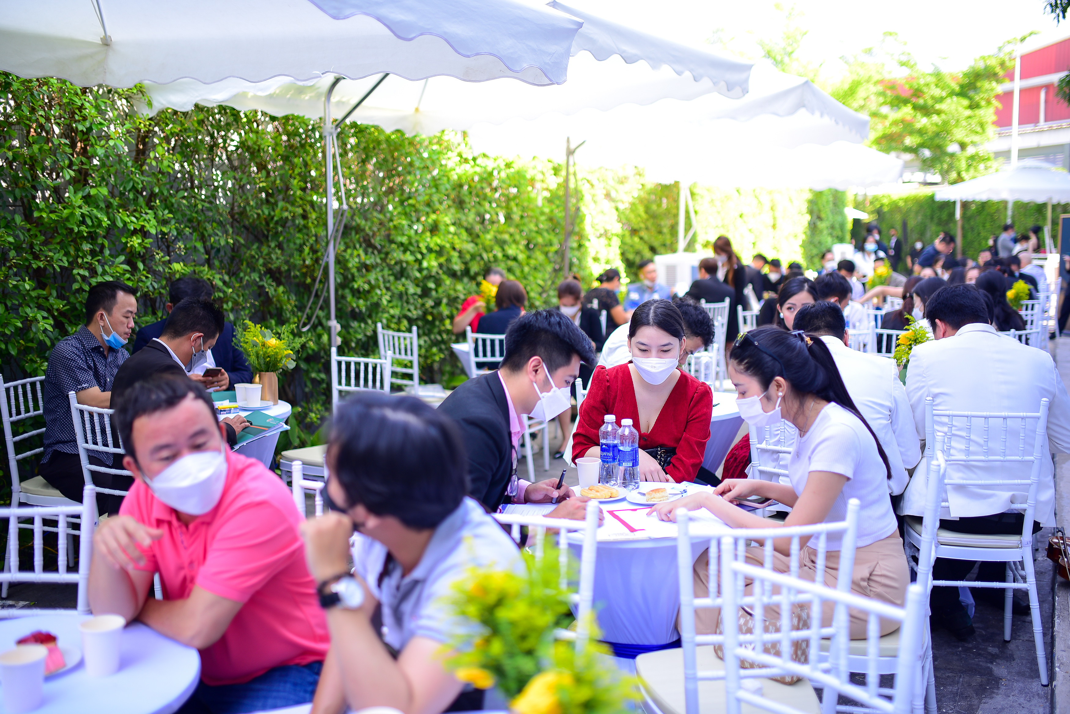 Kể từ khi ra mắt, dự án thu hút đông đảo khách hàng quan tâm, tìm hiểu, đặc biệt vào dịp cuối tuần.