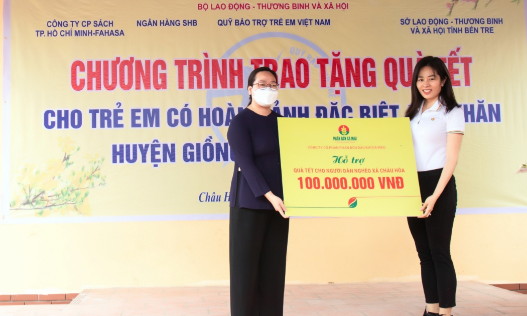 Đại diện Phân bón Cà Mau trao 100 triệu cho Mặt trận Tổ quốc Bến Tre để lo Tết cho người nghèo.