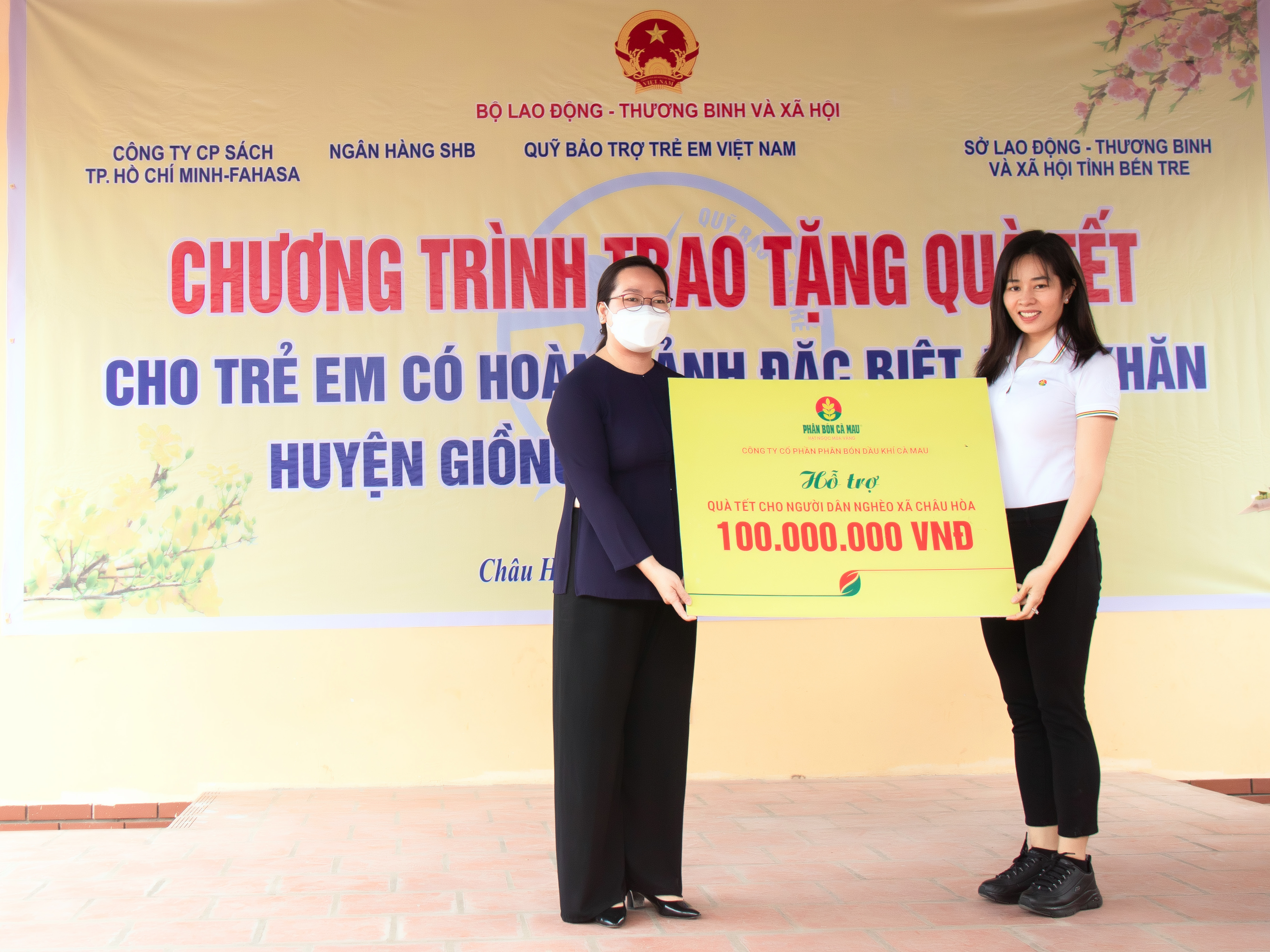 Đại diện Phân bón Cà Mau trao 100 triệu cho Mặt trận Tổ quốc Bến Tre để lo Tết cho người nghèo.