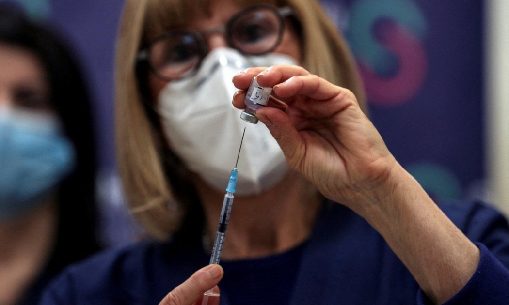 Một y tá chuẩn bị mũi vaccine Covid-19 thứ tư trong khuôn khổ cuộc nghiên cứu tại Trung tâm Y tế Sheba của Israel vào tháng 12/2021 - Ảnh: Reuters