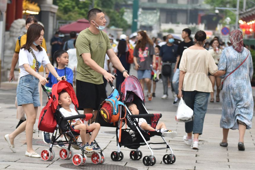 Giá bất động sản cao cùng chi phí giáo dục lớn, đặc biệt tại các thành phố lớn, thường được chỉ ra là những nguyên nhân hàng đầu khiến các cặp đôi không muốn sinh thêm con - Ảnh: WSJ