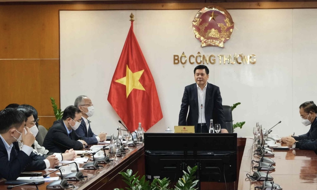 Ông Nguyễn Hồng Diên, Bộ trưởng Bộ Công Thương chủ trì cuộc họp sáng 18/1 nhằm giải quyết tình hình ùn tắc hàng hóa tại các cửa khẩu biên giới.