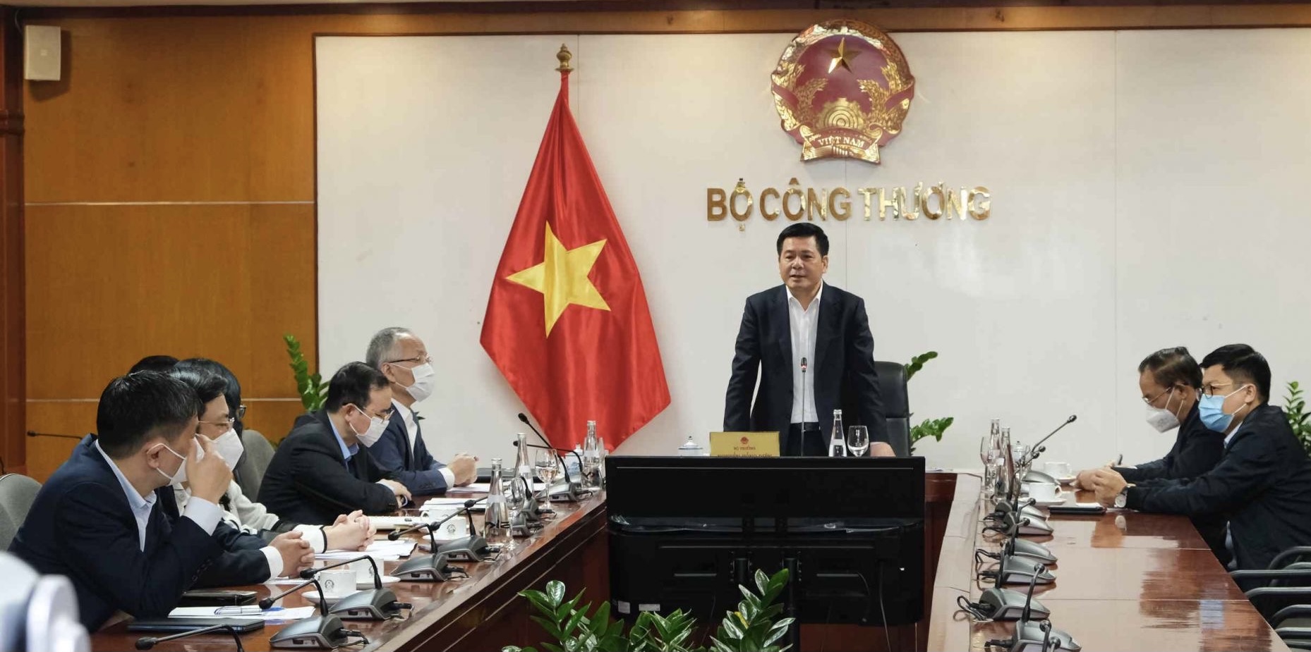 Ông Nguyễn Hồng Diên, Bộ trưởng Bộ Công Thương chủ trì cuộc họp sáng 18/1 nhằm giải quyết tình hình ùn tắc hàng hóa tại các cửa khẩu biên giới.