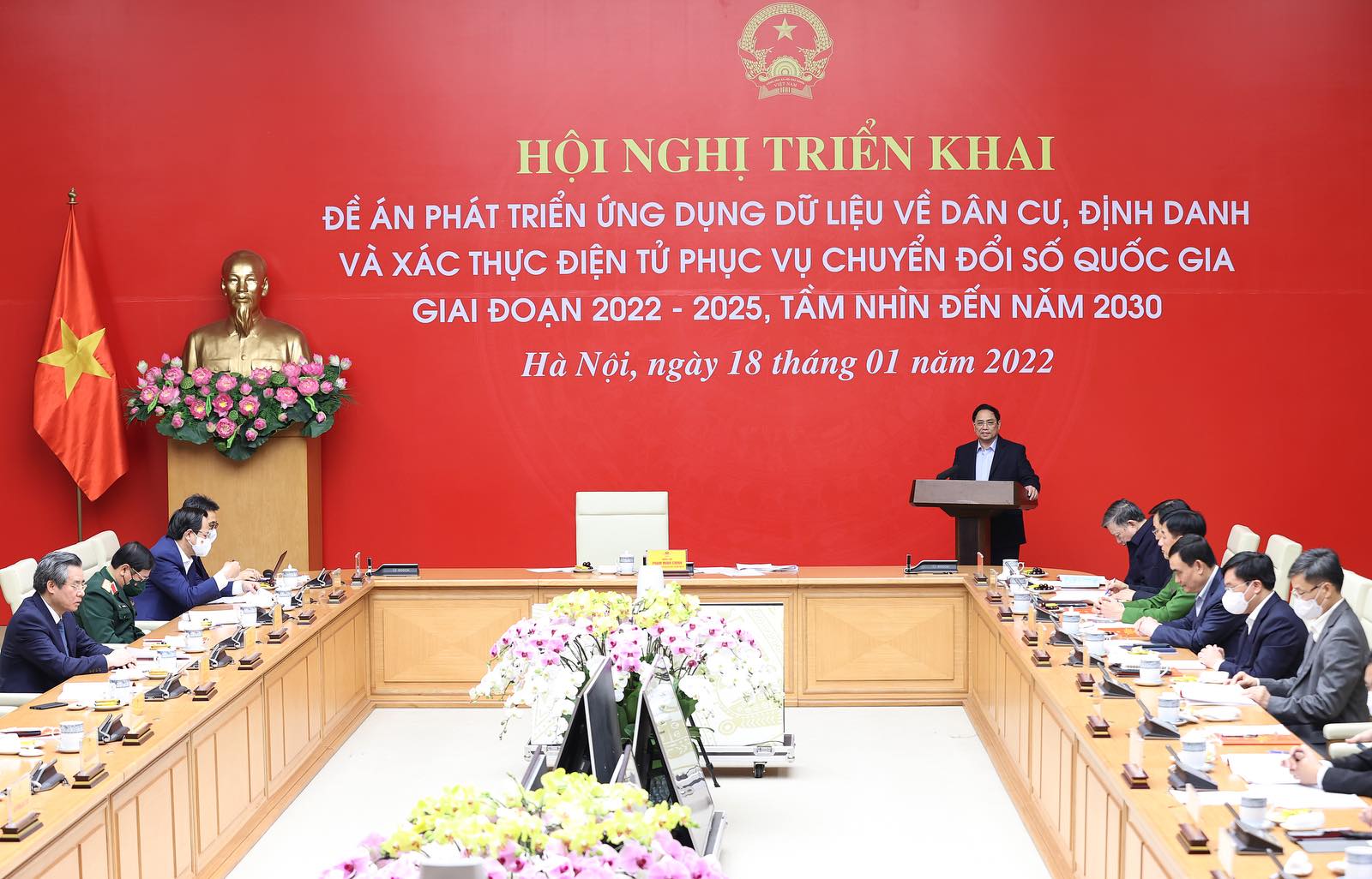 Thủ tướng đánh giá cao Bộ Công an đã phối hợp với Văn phòng Chính phủ đã tiếp tục khẩn trương xây dựng Đề án để trình Thủ tướng Chính phủ ban hành; thể hiện tinh thần quyết liệt, dám nghĩ, dám làm, dám chịu trách nhiệm, quyết tâm đổi mới, tất cả vì lợi ích chung của đất nước, lấy người dân và doanh nghiệp là trung tâm của chuyển đổi số - Ảnh: VGP