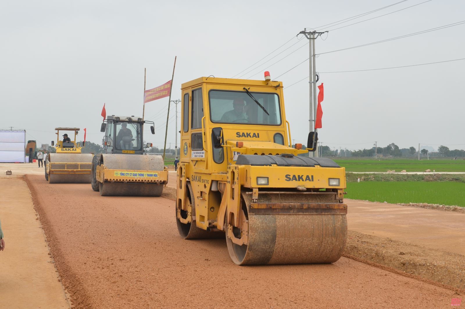 Bộ Giao thông vận tải phát động phong trào thi đua trên công trường thi công, khích lệ cán bộ, người lao động nỗ lực vượt khó.