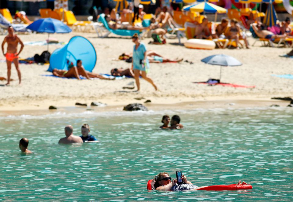 Du khách trên bãi biển Amadores ở phía nam đảo Gran Canaria, Tây Ban Nha, ngày 3/8/2021 - Ảnh: Reuters